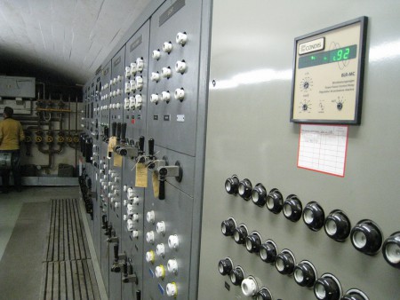 Elektroverteilwand im Motorenraum. Die Motoren werden vor der erneuten Inbetriebnahme von einem Vereinsmitglied (Spezialist auf diesem Gebiet) revidiert, damit diese auch wirklich einsatzbereitz sind und keinen Schaden nehmen.